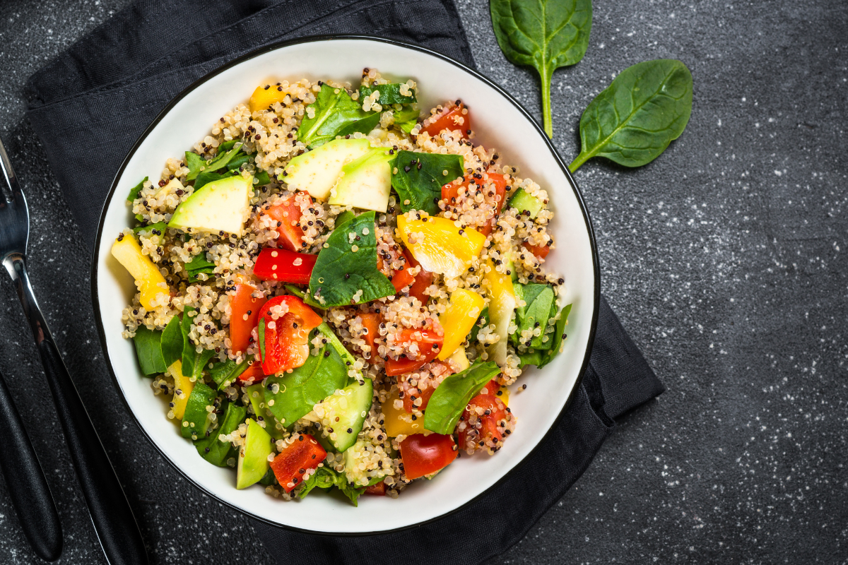 Recette saine et réconfortante pour jeunes mamans: Quinoa aux légumes d’été & lentilles corail