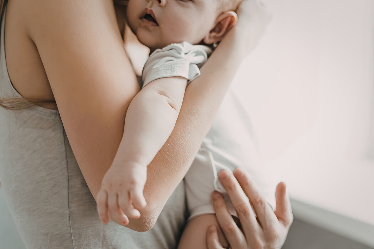 Fatigue post-partum : pourquoi “mieux dormir” ne suffit pas (quand ton sommeil dépend de bébé)